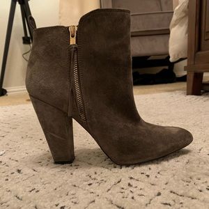 Steve Madden Grey Bootie: Sz 9